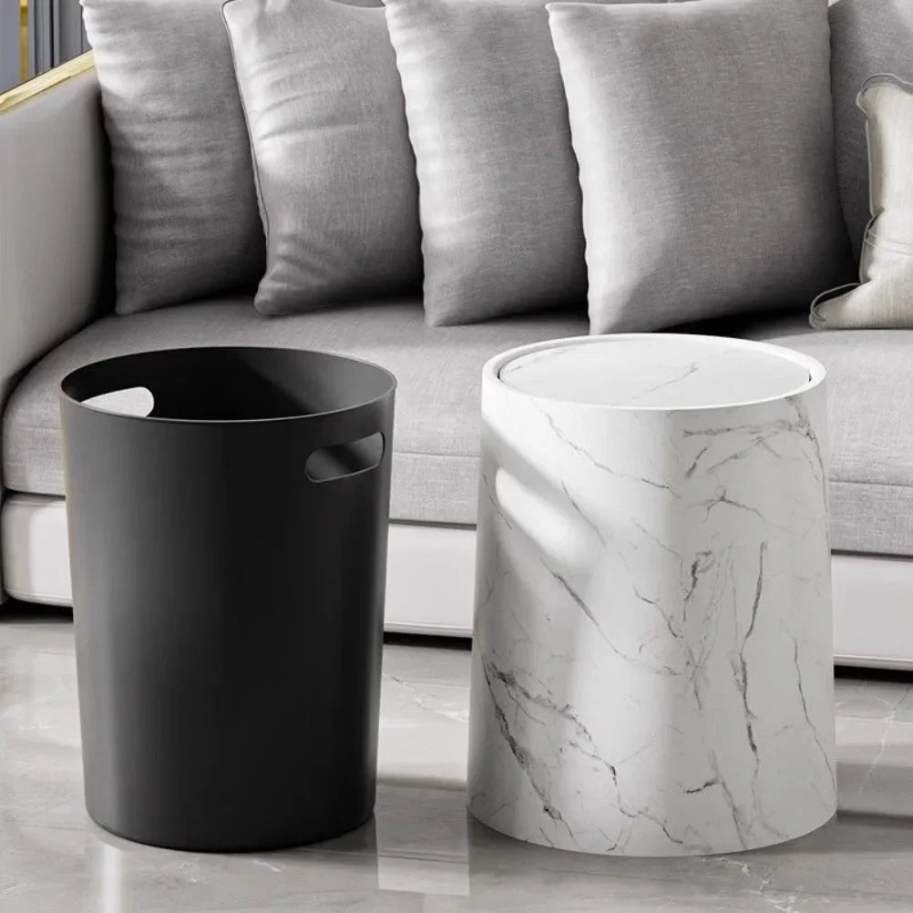 Poubelle de salon marbrée installée dans un intérieur moderne et discret