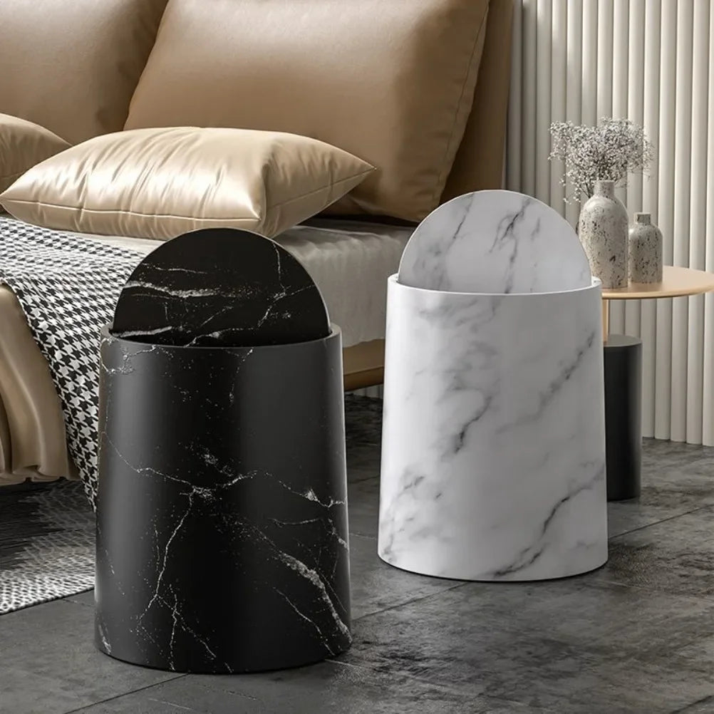 Poubelle de salon marbrée installée dans un intérieur moderne et discret
